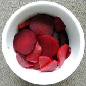Set aside the sliced beetroot in a bowl.